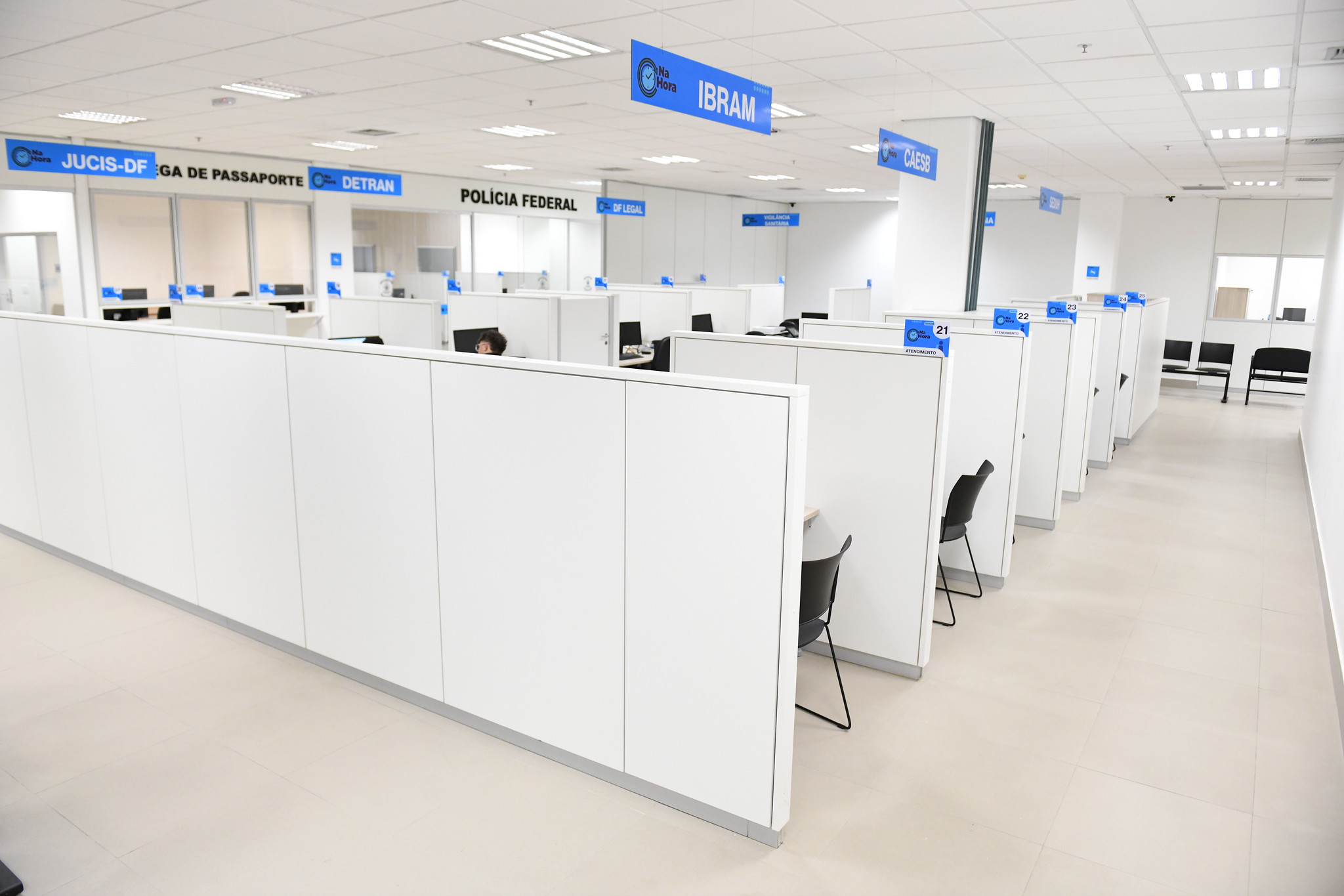 Área de atendimento do Na Hora Empresarial com guichês de diferentes órgãos públicos