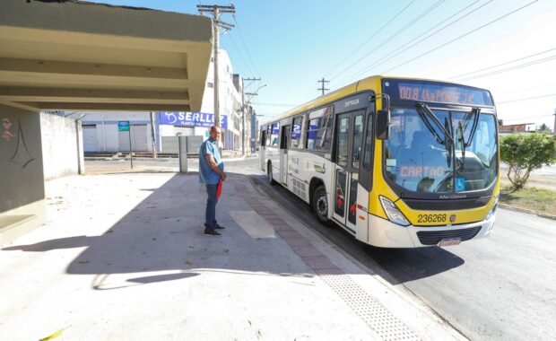 Ônibus do transporte público do DF parado em ponto de embarque