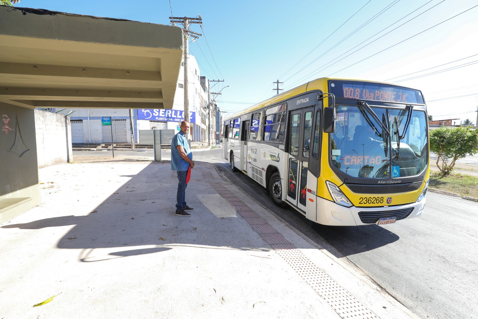 Ônibus do transporte público do DF parado em ponto de embarque