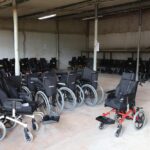 Cadeiras de rodas organizadas para entrega a pacientes da rede pública do Distrito Federal