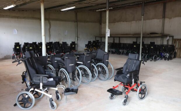 Cadeiras de rodas organizadas para entrega a pacientes da rede pública do Distrito Federal