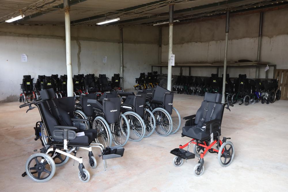 Cadeiras de rodas organizadas para entrega a pacientes da rede pública do Distrito Federal