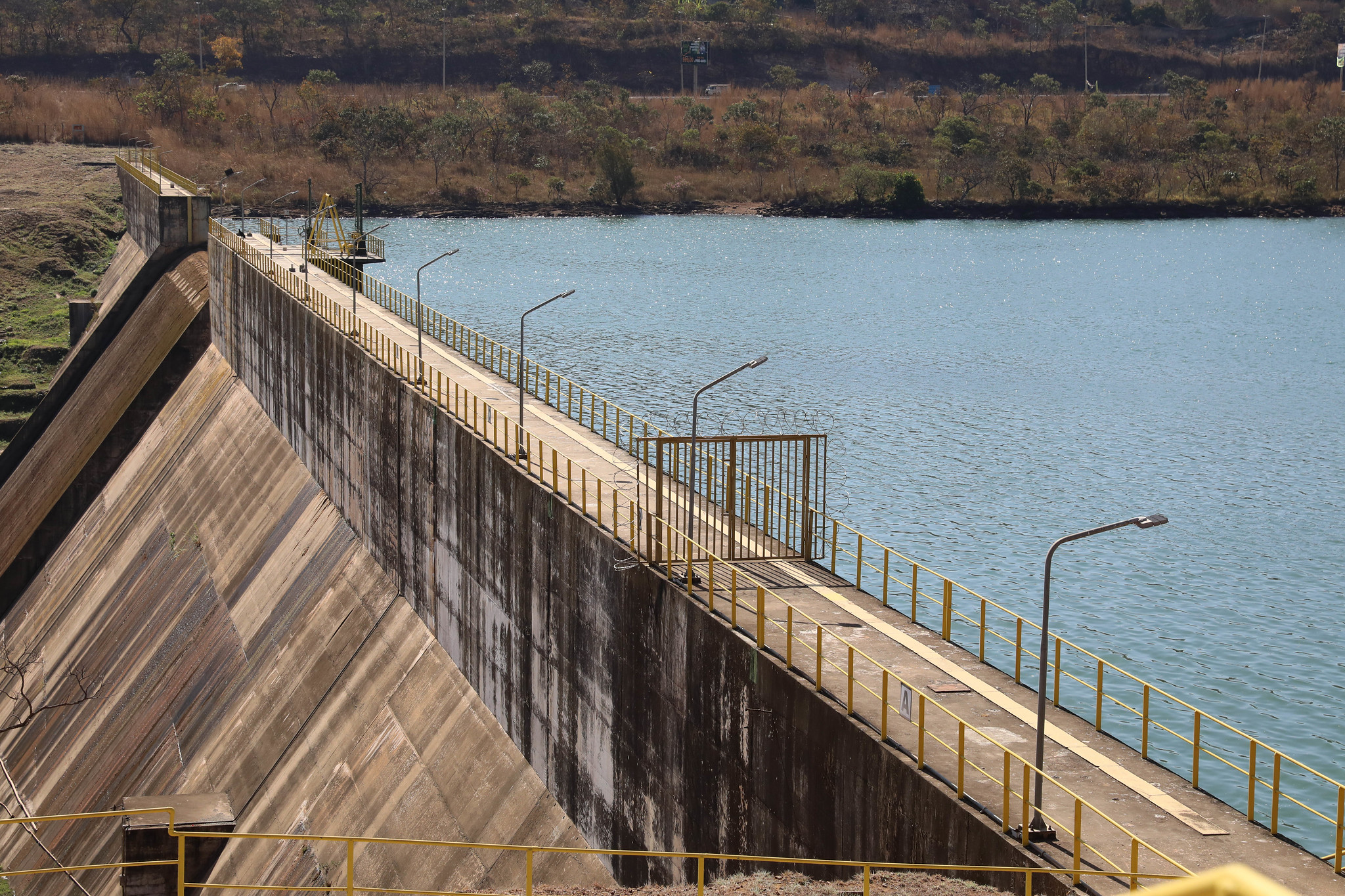 Barragem e volume de água do reservatório do Descoberto no Distrito Federal