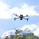 Drone sobrevoa área aberta sob o céu de Brasília