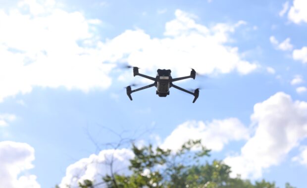 Drone sobrevoa área aberta sob o céu de Brasília