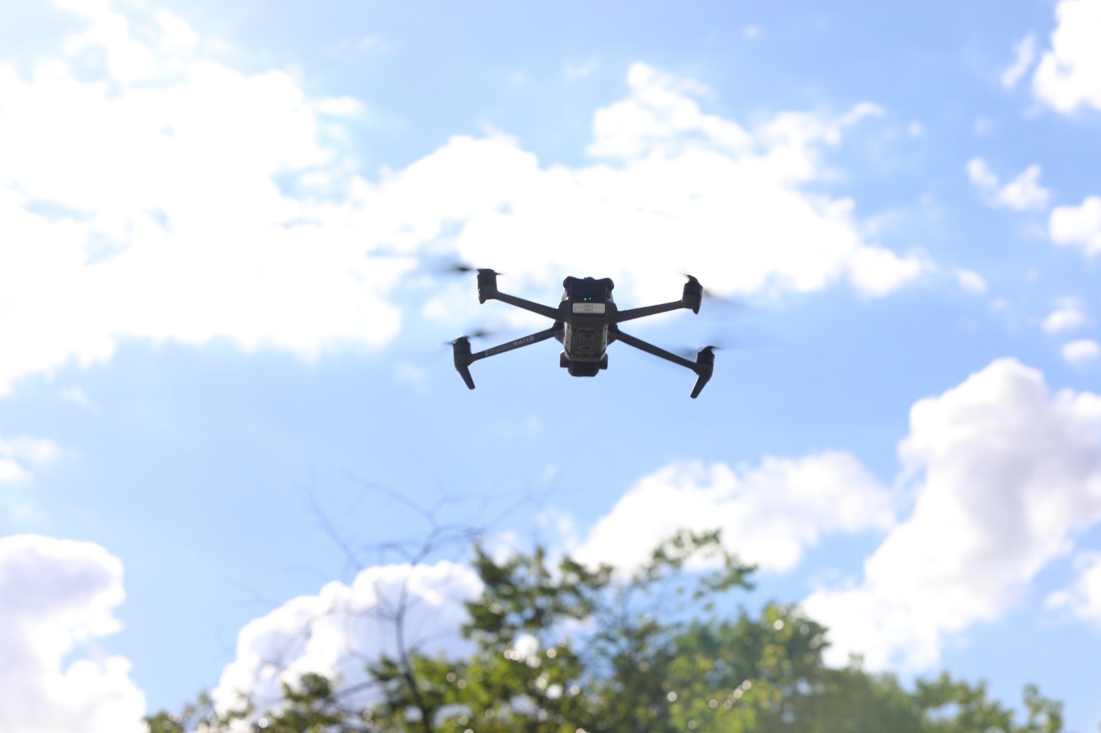 Drone sobrevoa área aberta sob o céu de Brasília