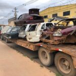 Carcaças de automóveis são transportadas por caminhões durante operação no DF