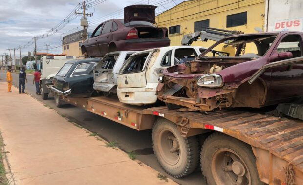 Carcaças de automóveis são transportadas por caminhões durante operação no DF