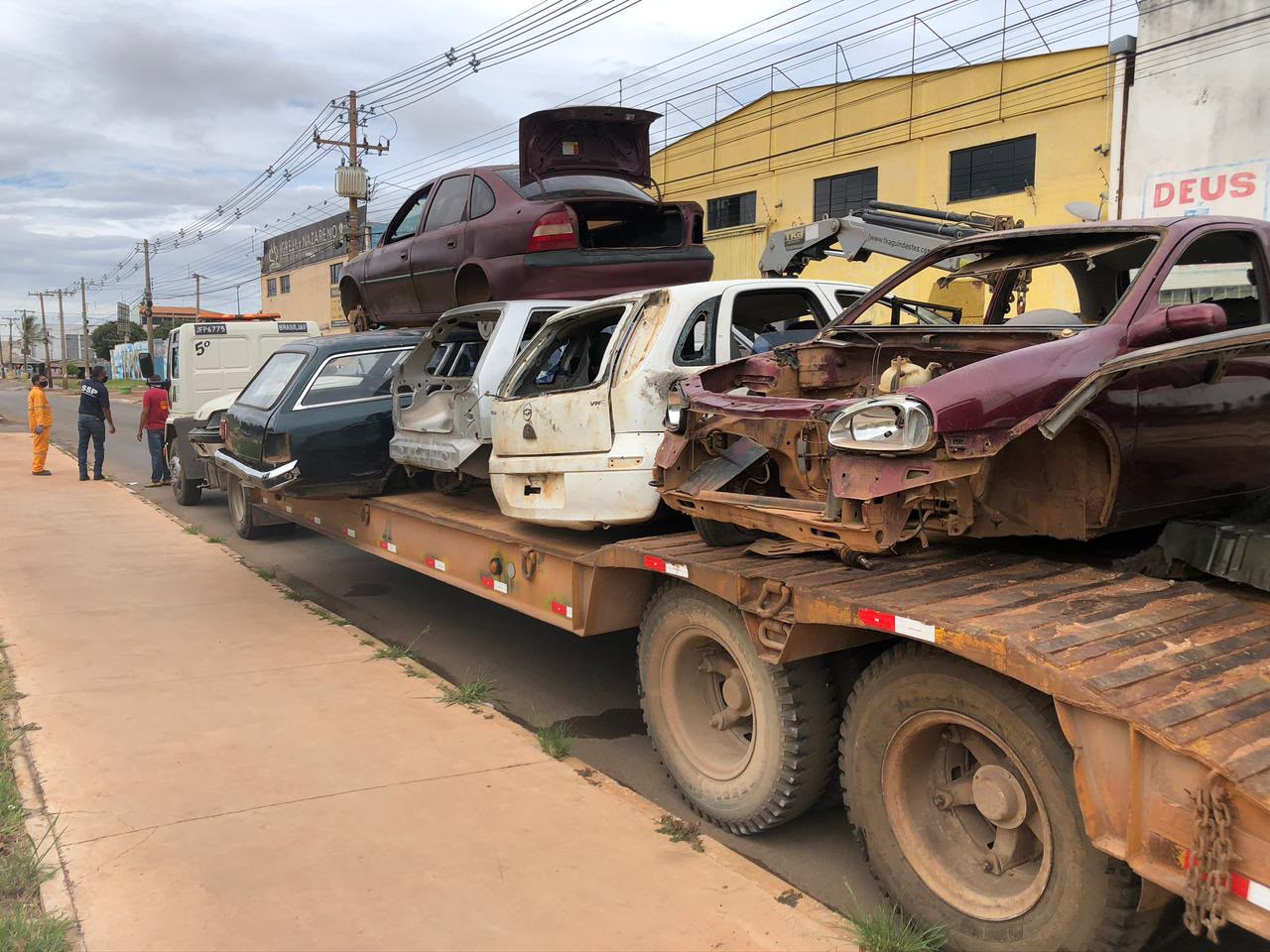 Carcaças de automóveis são transportadas por caminhões durante operação no DF
