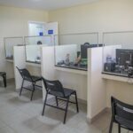 Guichês de recepção e cadeiras para atendimento em unidade da assistência social do DF