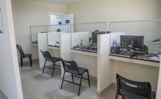 Guichês de recepção e cadeiras para atendimento em unidade da assistência social do DF