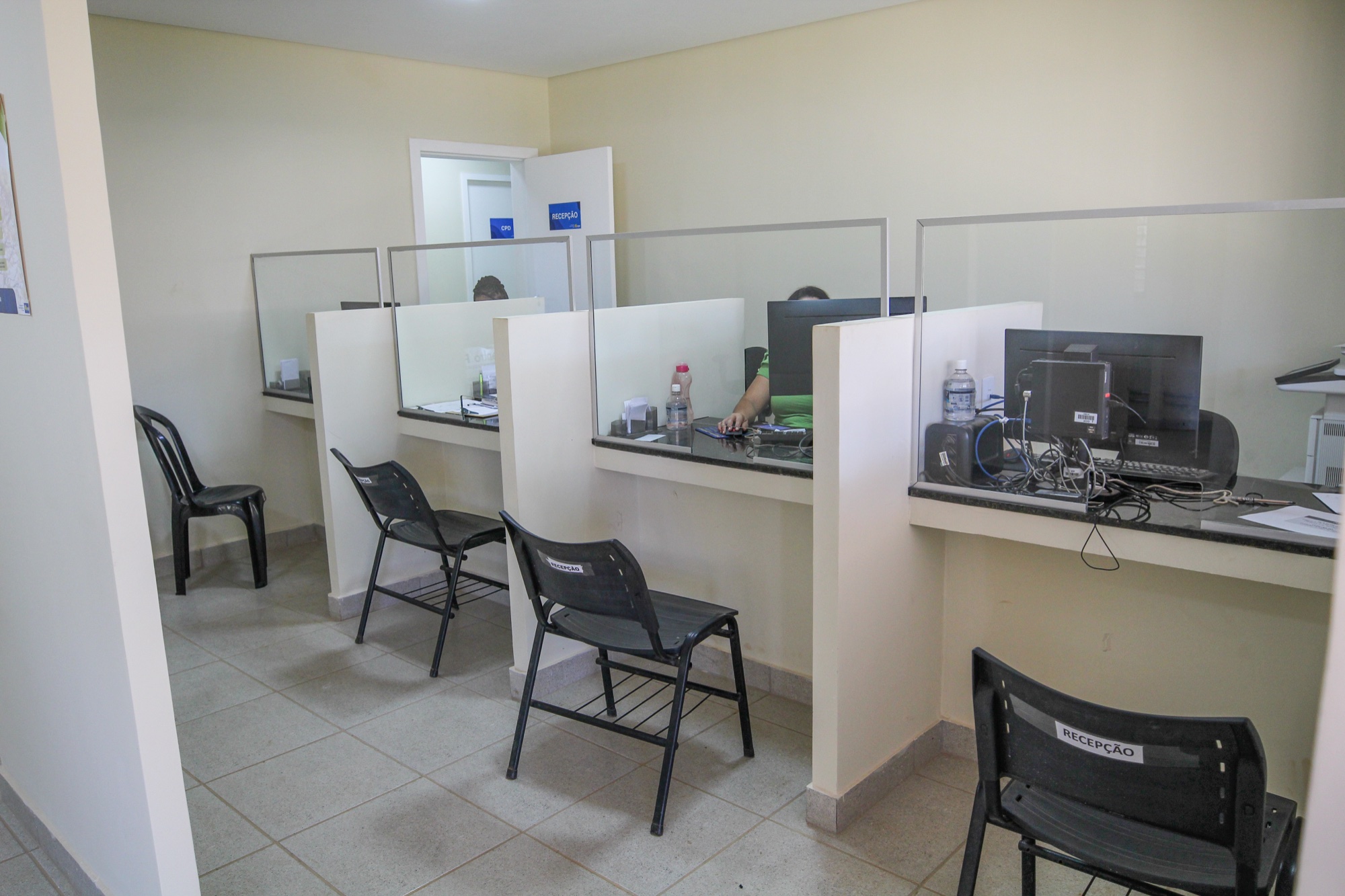 Guichês de recepção e cadeiras para atendimento em unidade da assistência social do DF
