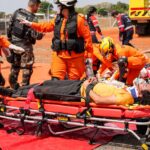 Equipes de emergência atendem vítimas simuladas durante exercício com bombeiros e profissionais de resgate