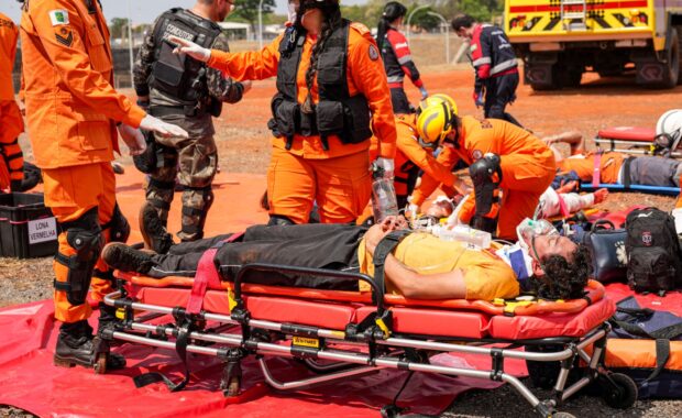 Equipes de emergência atendem vítimas simuladas durante exercício com bombeiros e profissionais de resgate