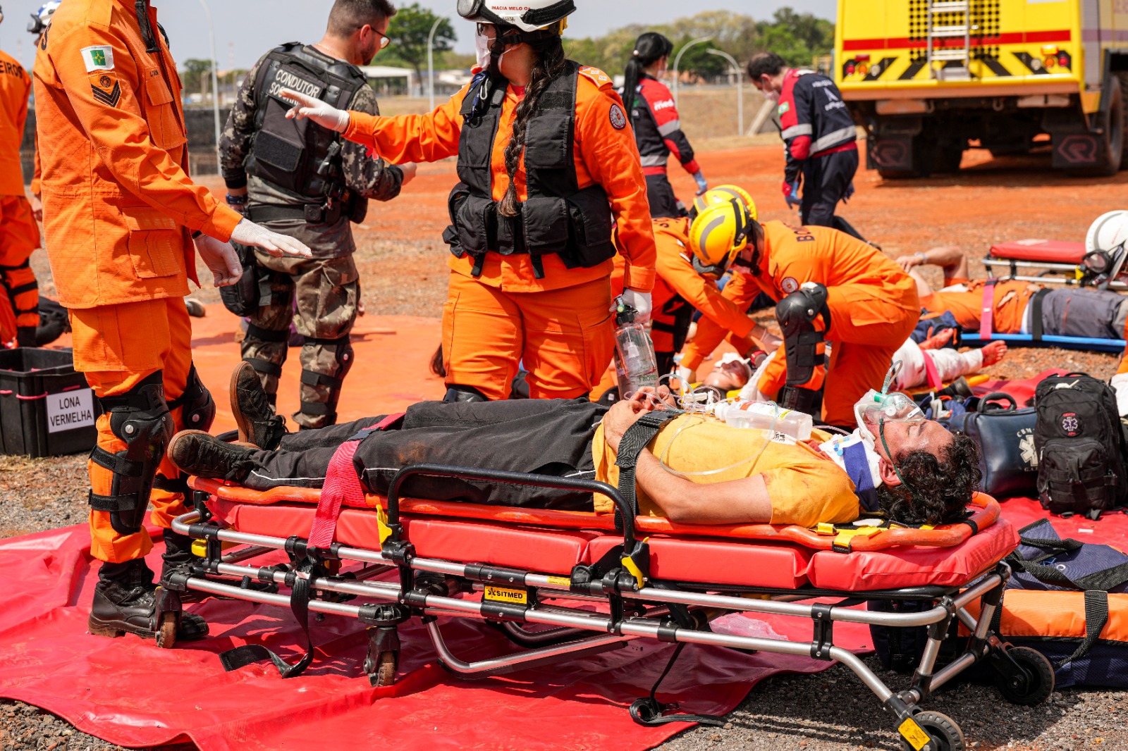 Equipes de emergência atendem vítimas simuladas durante exercício com bombeiros e profissionais de resgate