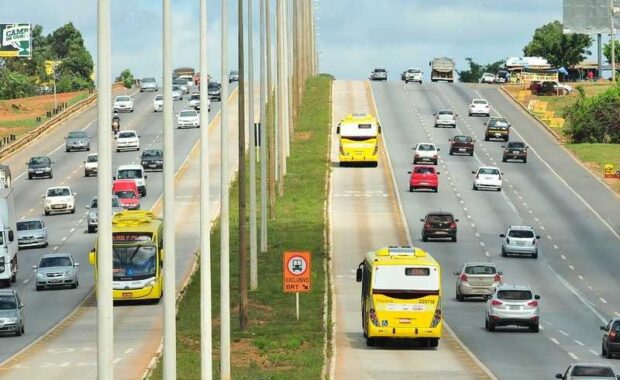 Ônibus do BRT circulam pelo corredor exclusivo ao lado do trânsito na Epia