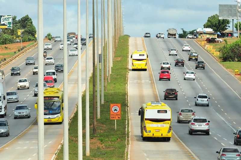 Ônibus do BRT circulam pelo corredor exclusivo ao lado do trânsito na Epia