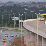 Ônibus do BRT Sul circula pelo corredor exclusivo em trecho elevado do Distrito Federal