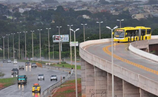 Ônibus do BRT Sul circula pelo corredor exclusivo em trecho elevado do Distrito Federal