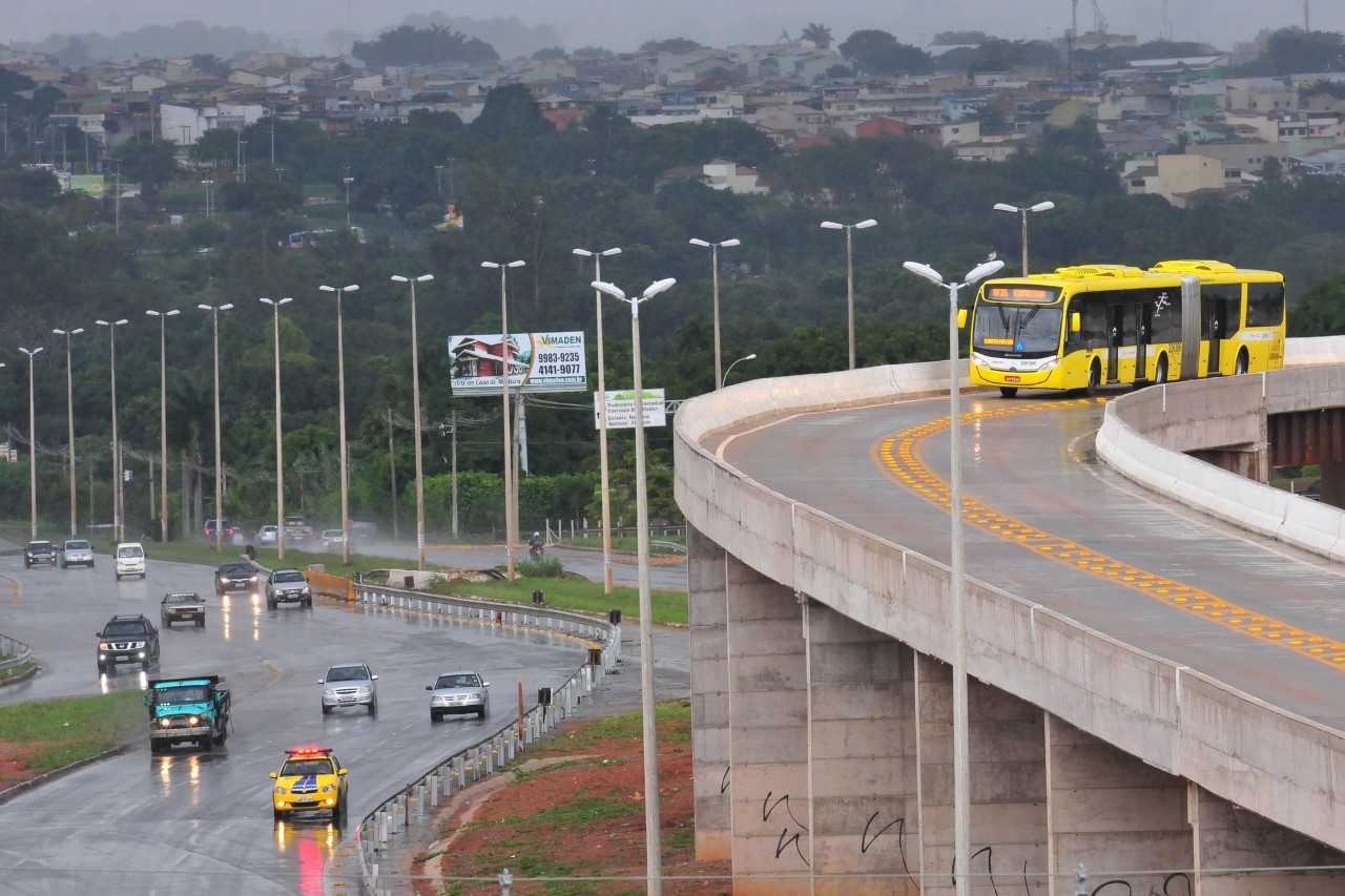 Ônibus do BRT Sul circula pelo corredor exclusivo em trecho elevado do Distrito Federal