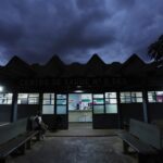Unidade básica de saúde permanece iluminada e aberta durante a noite