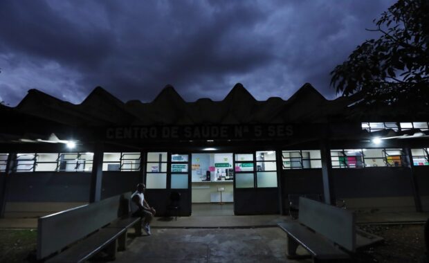 Unidade básica de saúde permanece iluminada e aberta durante a noite