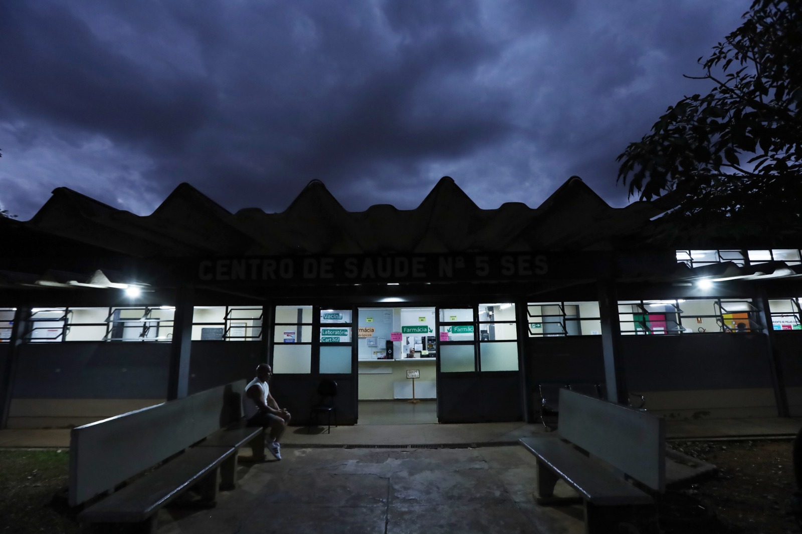 Unidade básica de saúde permanece iluminada e aberta durante a noite