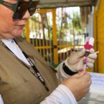 Profissional de saúde prepara dose de vacina antirrábica para aplicação em animal