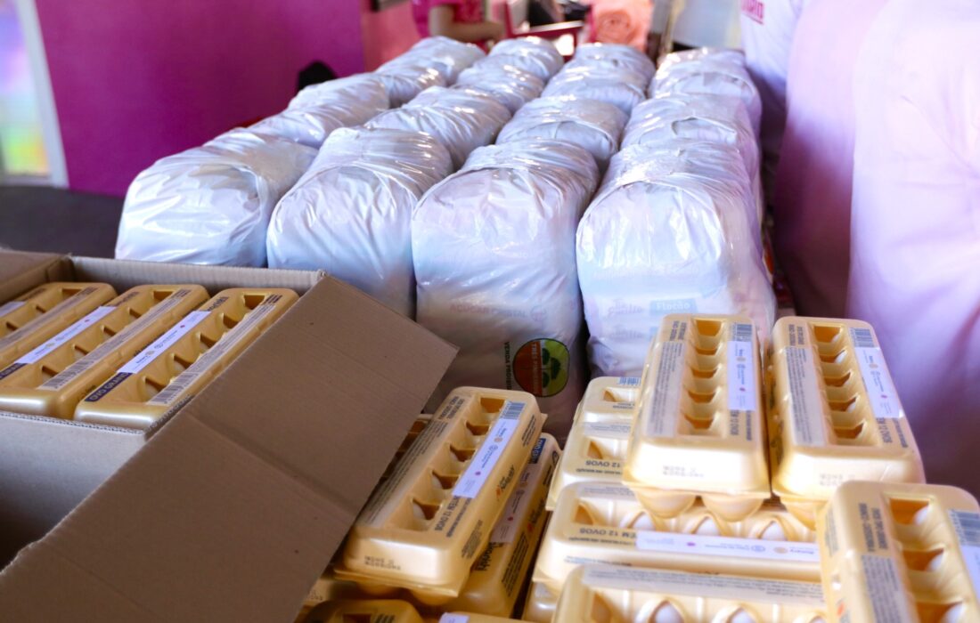 Cestas de alimentos e caixas de ovos destinadas a pacientes em tratamento contra o câncer
