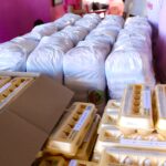 Cestas de alimentos e caixas de ovos destinadas a pacientes em tratamento contra o câncer