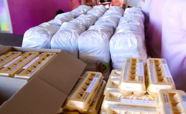 Cestas de alimentos e caixas de ovos destinadas a pacientes em tratamento contra o câncer