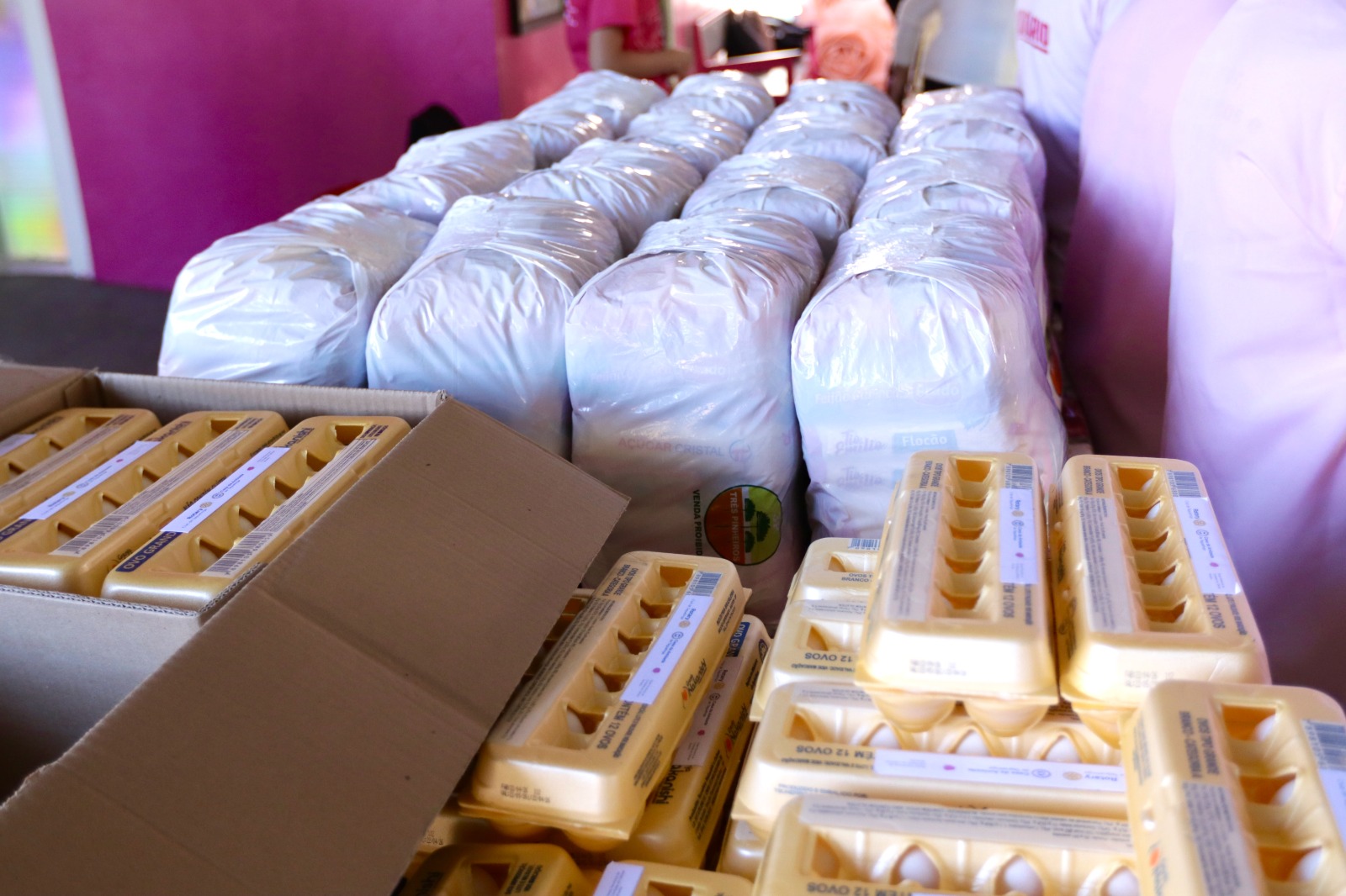 Cestas de alimentos e caixas de ovos destinadas a pacientes em tratamento contra o câncer