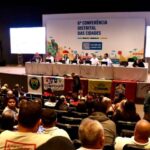 Participantes acompanham encontro público sobre planejamento urbano no Distrito Federal