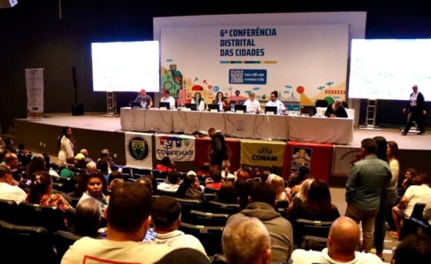 Participantes acompanham encontro público sobre planejamento urbano no Distrito Federal
