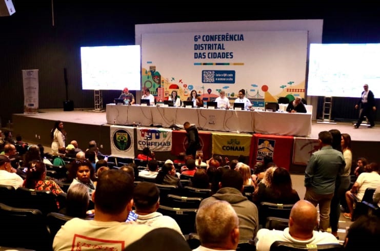 Participantes acompanham encontro público sobre planejamento urbano no Distrito Federal