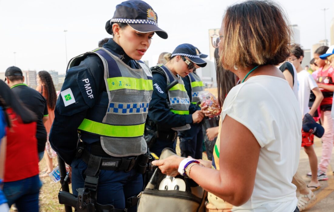 Policiais militares fazem revista preventiva no acesso ao Desfile de 7 de Setembro