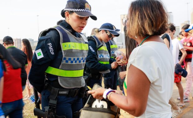 Policiais militares fazem revista preventiva no acesso ao Desfile de 7 de Setembro