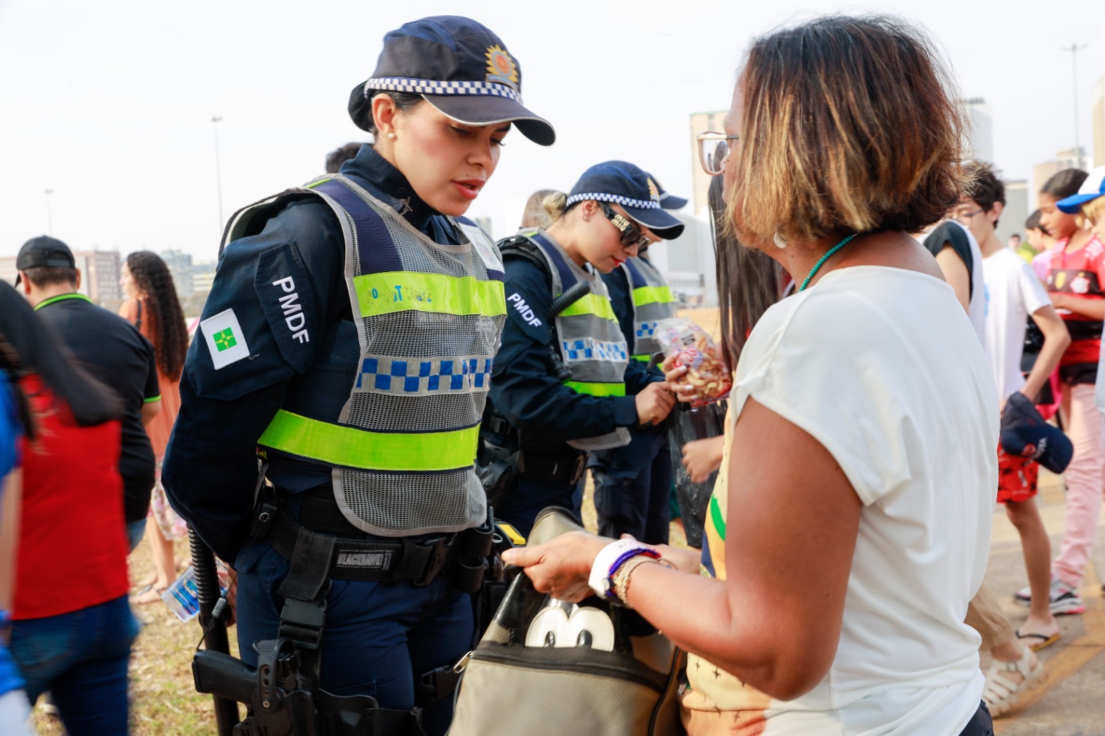 Policiais militares fazem revista preventiva no acesso ao Desfile de 7 de Setembro