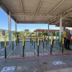 Filas separadas por linha na área de embarque prioritário do BRT Sul
