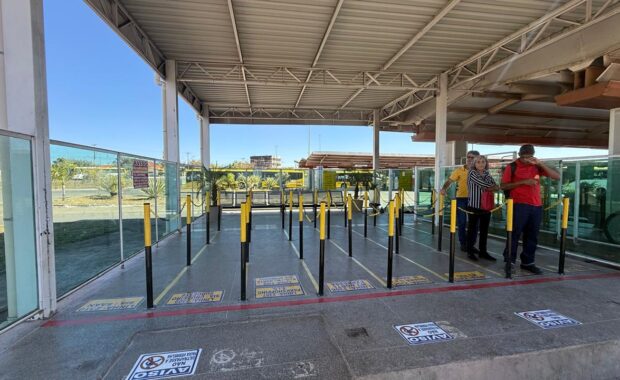 Filas separadas por linha na área de embarque prioritário do BRT Sul
