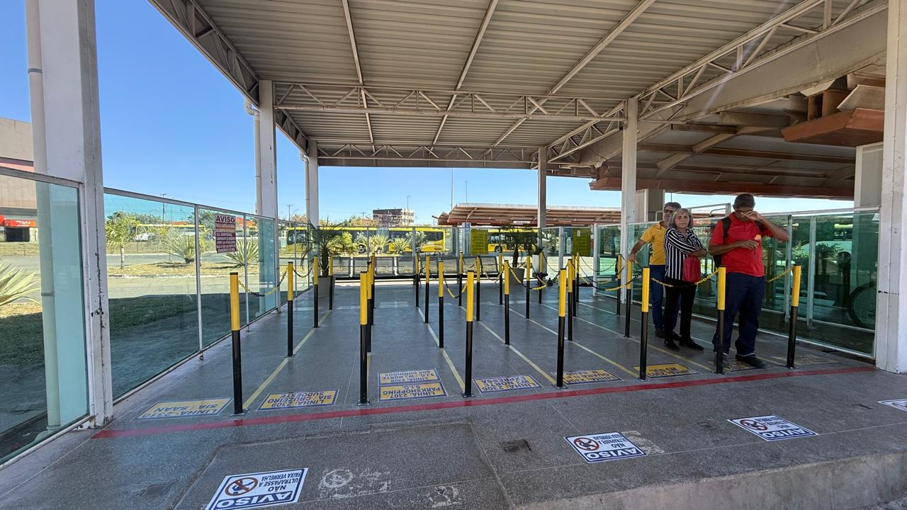 Filas separadas por linha na área de embarque prioritário do BRT Sul