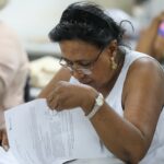 Candidata preenche prova de concurso público em sala de aplicação