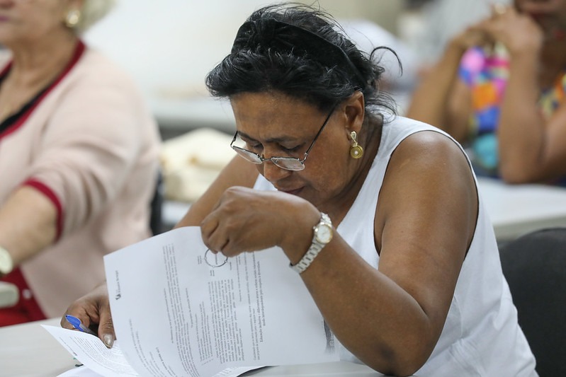 Candidata preenche prova de concurso público em sala de aplicação