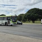 Ônibus do transporte público do DF circula em avenida de Brasília