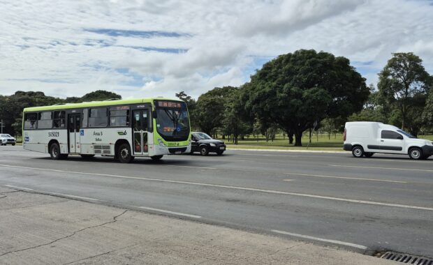 Ônibus do transporte público do DF circula em avenida de Brasília