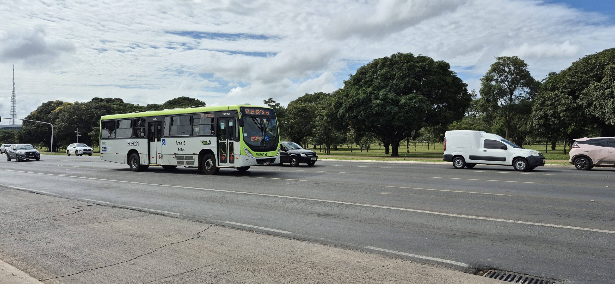 Ônibus do transporte público do DF circula em avenida de Brasília