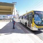 Ônibus do transporte público do DF parado em ponto de embarque