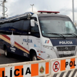 Ônibus da Polícia Militar próximo a local de votação no Distrito Federal