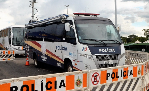 Ônibus da Polícia Militar próximo a local de votação no Distrito Federal