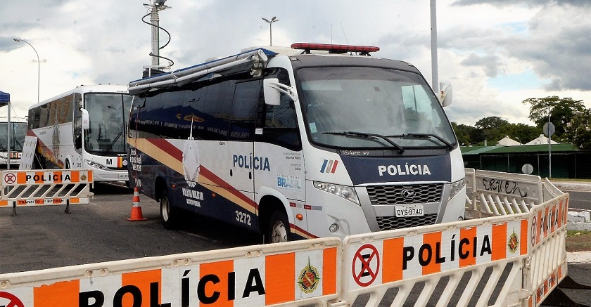 Ônibus da Polícia Militar próximo a local de votação no Distrito Federal